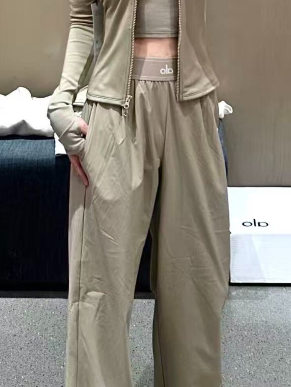 π₯ALO Yoga Suit Up Trouser Gravel | Regular XXS-XS | 30 inches, Clean girl - Picture 2 of 9